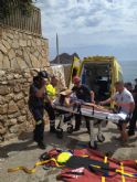 Servivios de emergencia rescatan a mujer herida al sufrir una caída cerca de la playa del Hornillo, Águilas