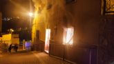 Servicios de emergencia intervienen en un incendio en una vivienda en Lorca