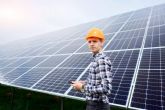Beneficios de instalar placas solares en naves industriales