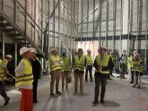 El alcalde muestra al director del ICA, Manuel Cebrin las obas del nuevo teatro de invierno que se construye en el Parque Almansa