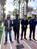 San Javier inaugura una escultura de un cadete en homenaje a los alumnos y futuros oficiales que se forman en la AGA
