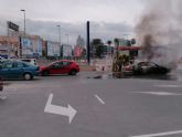 Servicios de emergencias sofocan el incendio de un vehculo en el aparcamiento de un centro comercial en Murcia