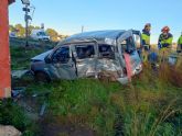La conductora de un turismo ha resultado herida al colisionar con el tren, en Alumbres