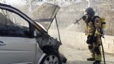 El incendio de una furgoneta en una estación de servicio en Mazarrón moviliza a los servicios de emergencias