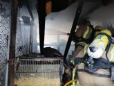 Bomberos extinguen el incendio de una casa en Lorca