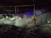 Bomberos apagan el incendio de caravanas y veh�culos declarado esta madrugada en el camping de Bolnuevo
