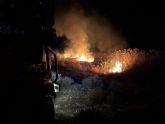 Efectivos del Plan Infomur trabajan en un incendio agrícola en Las Viñas, Albudeite