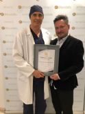 El doctor malagueno Francisco Ruiz Solanes recibe el premio TopDoctors al mejor cirujano capilar de Espana