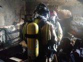 Bomberos extinguen un incendio en una vivienda en Lorca