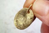 La medalla con huella de la firma Dejando Huella Joyas, el regalo ideal para el Da de la Madre
