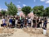 Los alumnos de 6º de Primaria del colegio 'Severo Ochoa' plantan árboles para compensar la huella de carbono que deja su paso por el centro