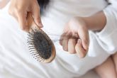 Prevenir la p�rdida de cabello de la mano de Evocapil