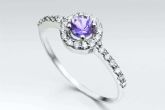 La gema tanzanita está de moda en joyería y anillos de compromiso