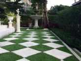 Decorar terrazas con jardines con piedras blancas y csped artificial