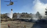 Servicios de emergencia extinguen incendio forestal en Bullas