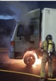 Bomberos del CEIS apagan incendio en el motor de un camin en Las Torres de Cotillas