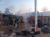 Bomberos del Consorcio de Extincin de Incendios y Salvamento extinguen un incendio en el Ecoparque de Los Alczares