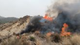 Efectivos del Plan Infomur combaten un incendio forestal en Lorca
