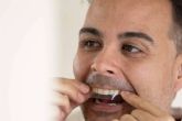 Llega el blanqueamiento que no quema las encas; Las tiras creadas por dentistas sin perxidos