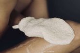 Exfoliar la piel del cuerpo en verano para preparar la piel