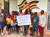 Folder colabora en la educaci�n de los ninos del Proyecto Yamba en Uganda