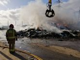 Bomberos del CEIS controlan un incendio declarado en el exterior de una nave de gestin de residuos en Balsicas