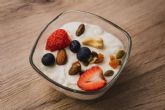 Ni fecha de caducidad ni enemigo de la gripe; la ciencia desmiente bulos sobre el yogur