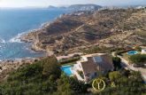 Sale al mercado en un enclave privilegiado una exclusiva villa con las mejores vistas de Alicante