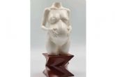 Una escultura del embarazo, el regalo para embarazada que perdura en el tiempo