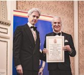 El Dr. de la Pena recibe la distincin Embajador de la salud y de la vida de la Academia de la Diplomacia