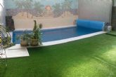 Este verano, el c�sped artificial para piscina de Albergrass permite disfrutar sin preocupaciones de mantenimiento
