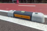 Abadecom ampl�a la red ciclista con 2 km m�s de separadores fotoluminiscentes fabricados con pl�stico reciclado