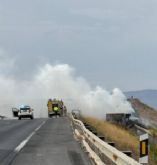 Servicios de emergencias atienden al conductor de un camin accidentado en Molina de Segura