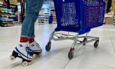 Carrefour cumple el sueno de muchos espanoles: patinar por el hipermercado ser posible