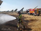 Bomberos xtinguen un incendio en un parque solar en Caravaca de la Cruz