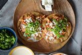 Tostadas de maz crujientes y deliciosas; el sabor nixtamalizado que conquista el verano