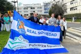 La Real Sociedad homenajea a Policlnica Gipuzkoa en su 50 aniversario con la izada de una bandera conmemorativa