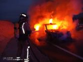 Bomberos extinguen el incendio de un vehculo en Alguazas