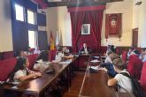 El alcalde de Mula recibe al alumnado del Colegio Cristo Crucificado para acercarles el funcionamiento de la administracin local