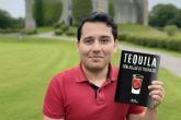 El autor mexicano Manuel Durn presenta su nuevo libro de poemas, Tequila con hojas de trboles