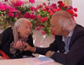 Teresa Fernndez, con 112 anos, se convierte en la ms longeva de Espana, arropada por el doctor de la Pena