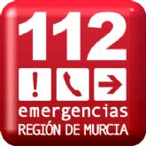 Bomberos extinguen el incendio de un bajo en un edifico en Molina de Segura