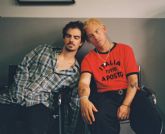 Hens y Xavibo se unen en una mezcla de humor y naturalidad con 'menos mal'