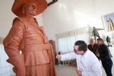 P�rez-Reverte avala el monumento a Alatriste con el que Cartagena homenajea al escritor y a los tercios