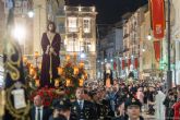 Los traslados penitenciales de las Cofradías Marraja y California congregan a multitud de personas a su paso por el centro de la ciudad