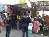 Policía Local controla la venta segura de ropa de segunda mano en mercadillos ambulantes