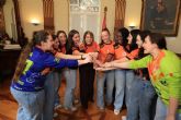La alcaldesa recibe al juvenil femenino del CAB Cartagena antes del Campeonato de España