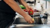 ¿Caduca el carnet de manipulador de alimentos? Esto es lo que dice la ley y lo que exigen las empresas en 2026