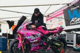 Brad Pitt en el paddock del equipo espanol Basomba Racing en el Tourist Trophy