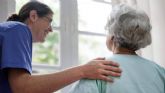La soledad y la dependencia impulsan nuevas necesidades del cuidado de mayores en Barcelona